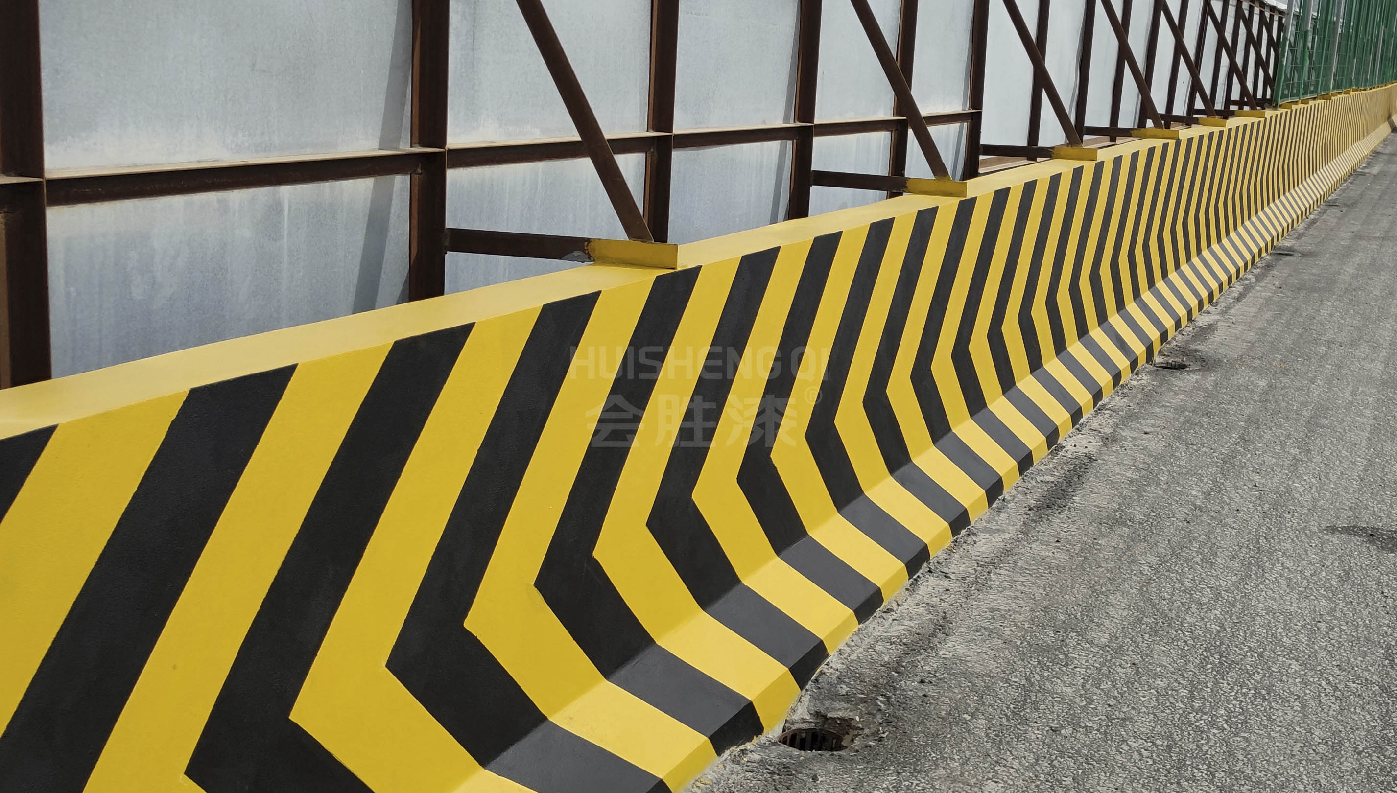 道路上的交通設(shè)施刷反光漆怎么樣？