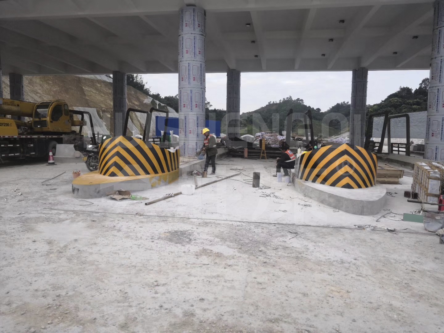 警示反光漆和反光貼紙那個效果好？