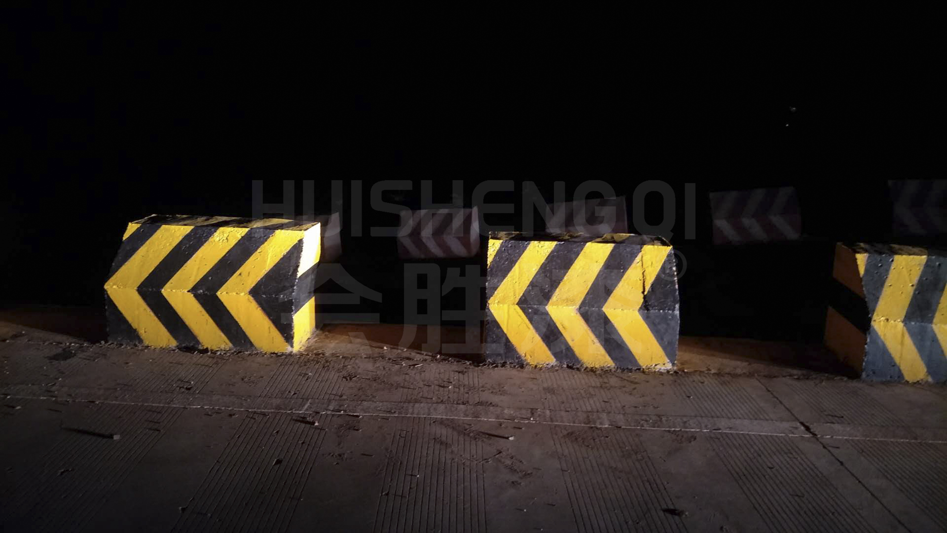 隔離墩上黃黑相間的油漆是什么漆？