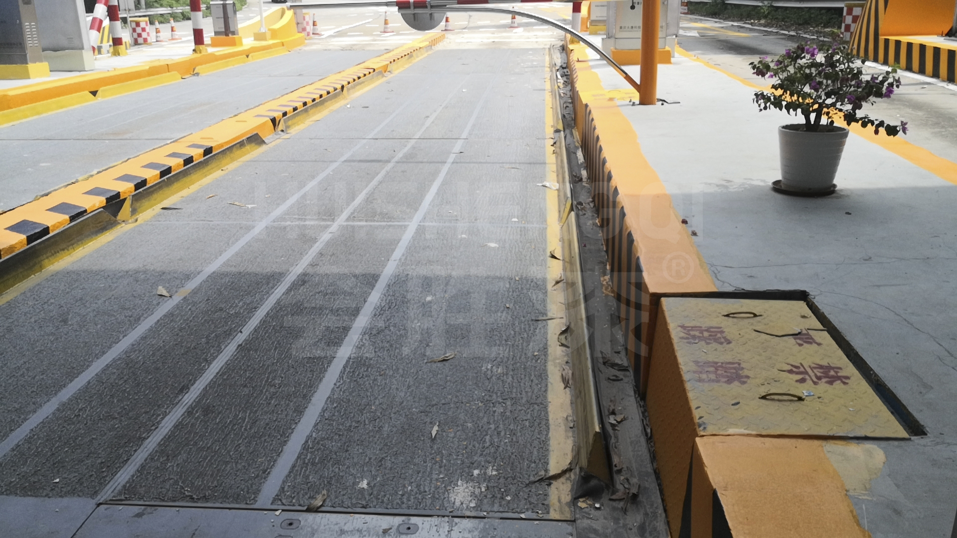 道路路牙警示使用什么油漆好？