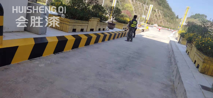 不少施工隊(duì)還不知道的高速防撞墻反光漆施工小提示