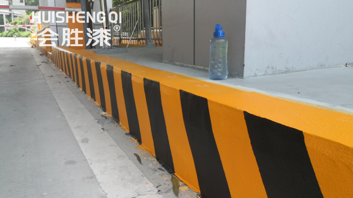 車(chē)庫(kù)跑道反光漆離油現(xiàn)象該怎么治