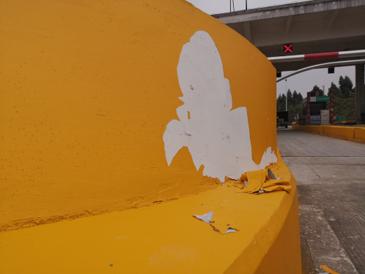 車道安全島油漆施工時出現(xiàn)脫落怎么應(yīng)對？