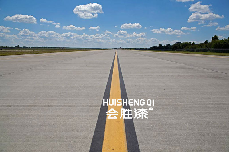 瞧，反光漆正在給飛機指路呢