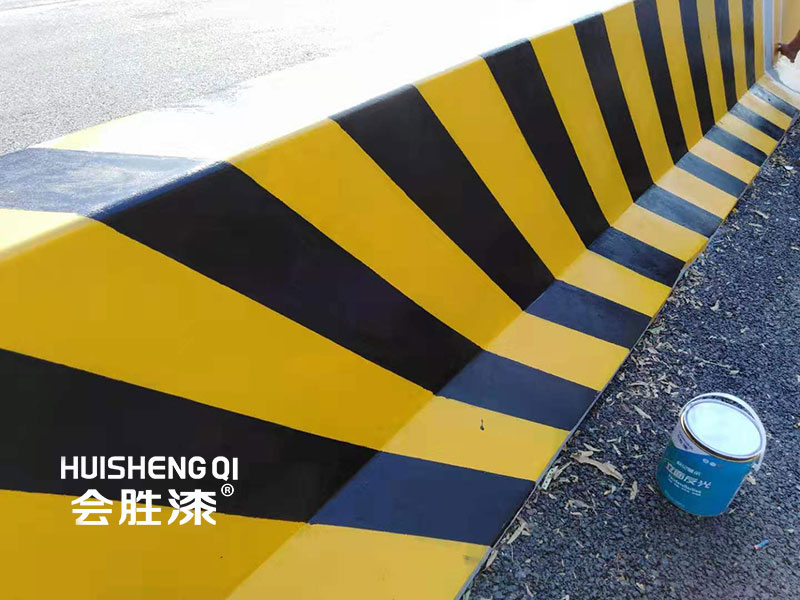 路沿石上反光漆，轉(zhuǎn)彎打燈不心慌