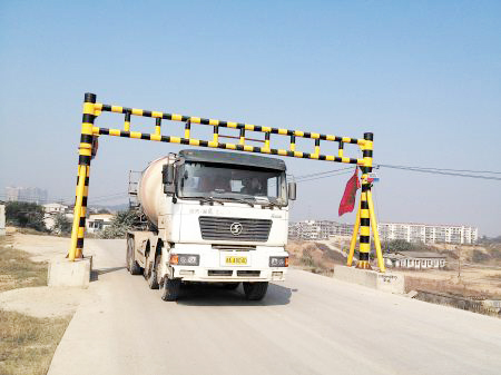 限高門架上的反光警示涂料少不得！