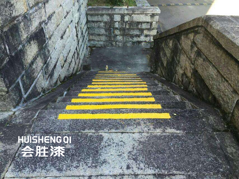 警示劃線漆用啥設(shè)備施工快呢？