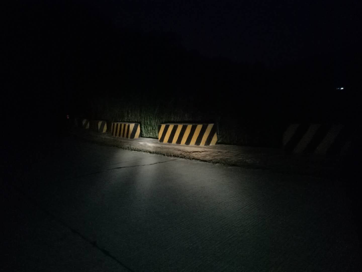 防撞墩反光漆.jpg
