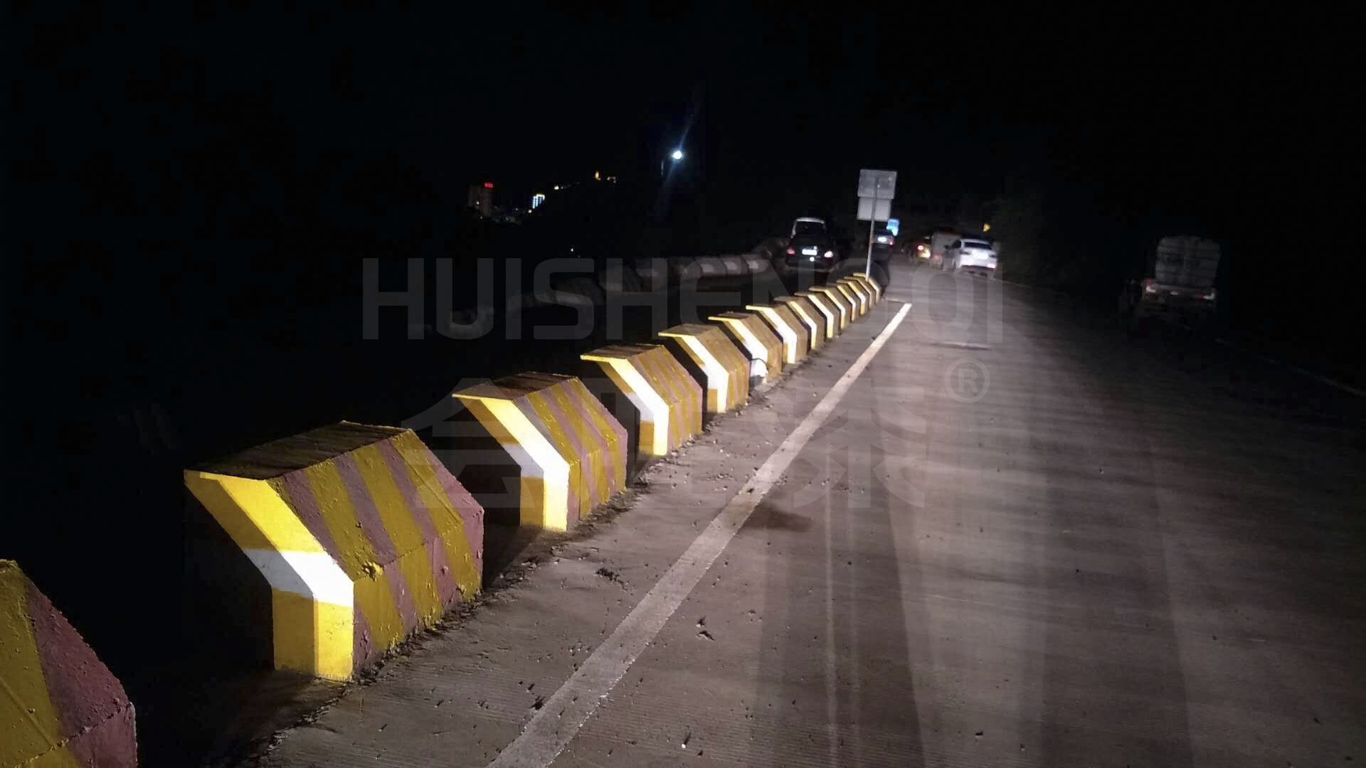 道路防護(hù)墻反光漆